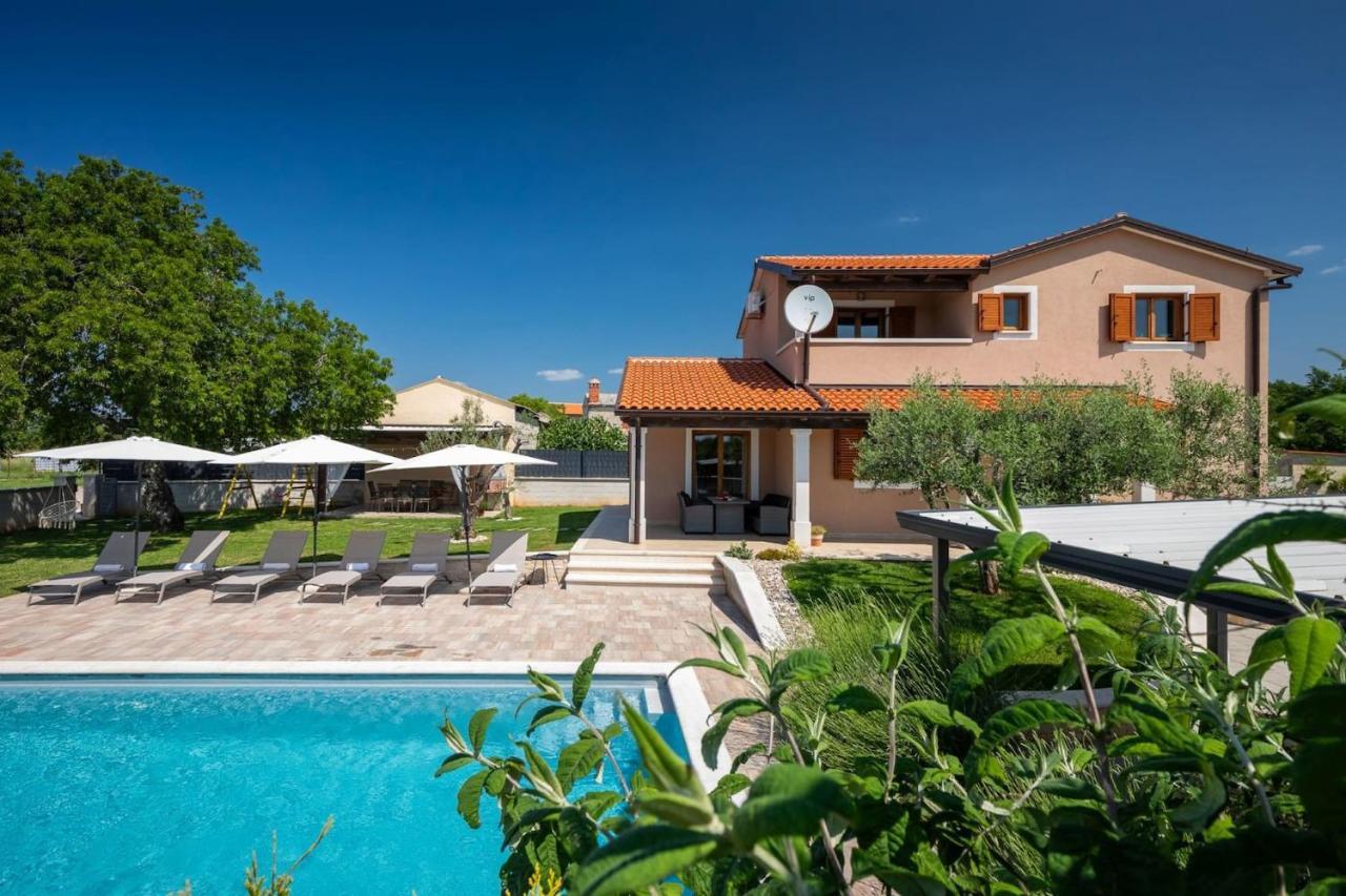 Activity Gita With Pool And Grill In